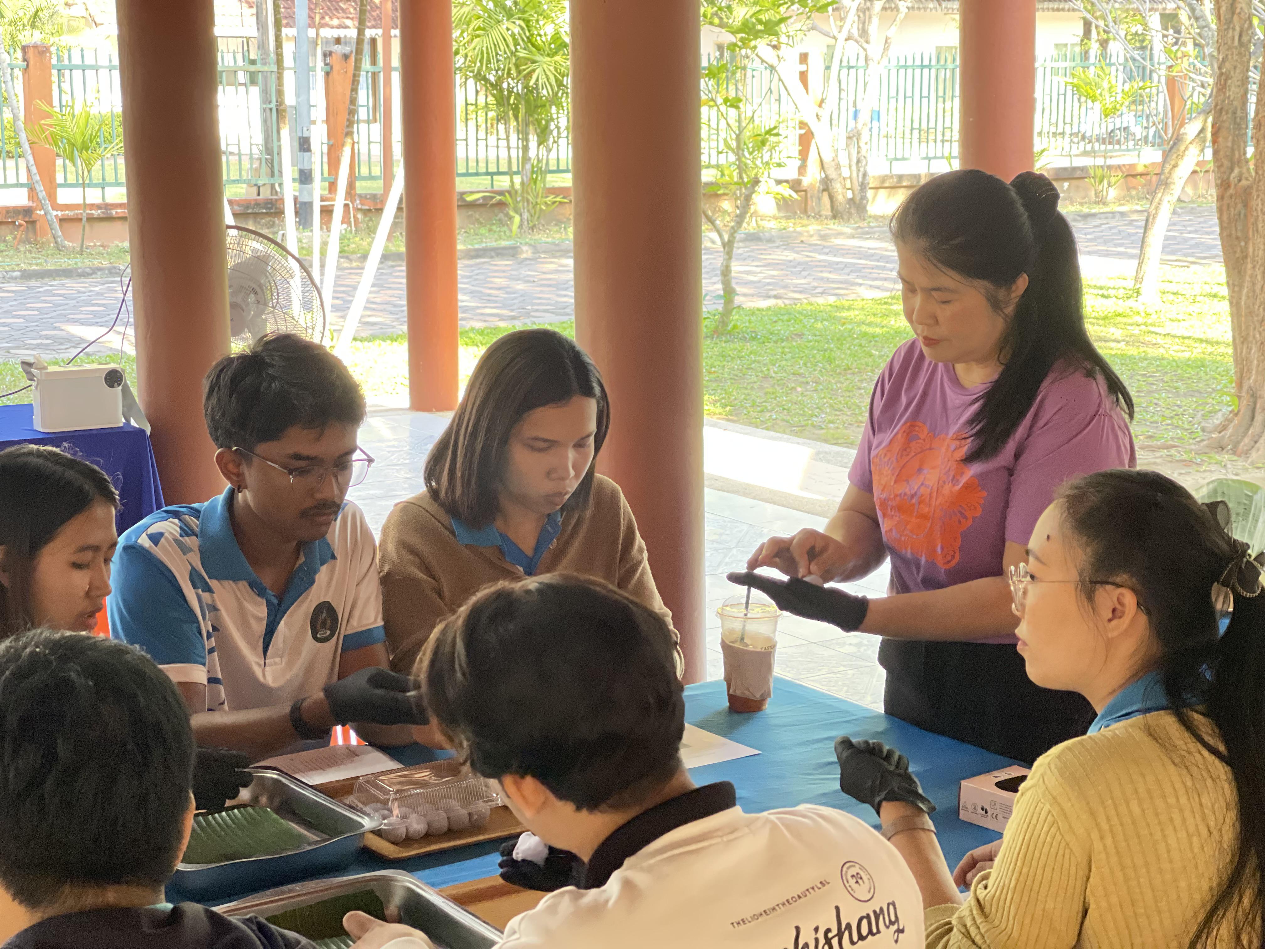 28. พิพิธภัณฑสถานจังหวัดกำแพงเพชร เฉลิมพระเกียรติ สำนักศิลปะและวัฒนธรรม มหาวิทยาลัยราชภัฏกำแพงเพชร ต้อนรับอาจารย์และนักศึกษาโปรแกรมวิชาการบัญชี คณะวิทยาการจัดการ มหาวิทยาลัยราชภัฏกำแพงเพชร แม่สอดี้ ขออนุญาตเข้าศึกษาดูงานและจัดกิจกรรมการทำขนมไทย