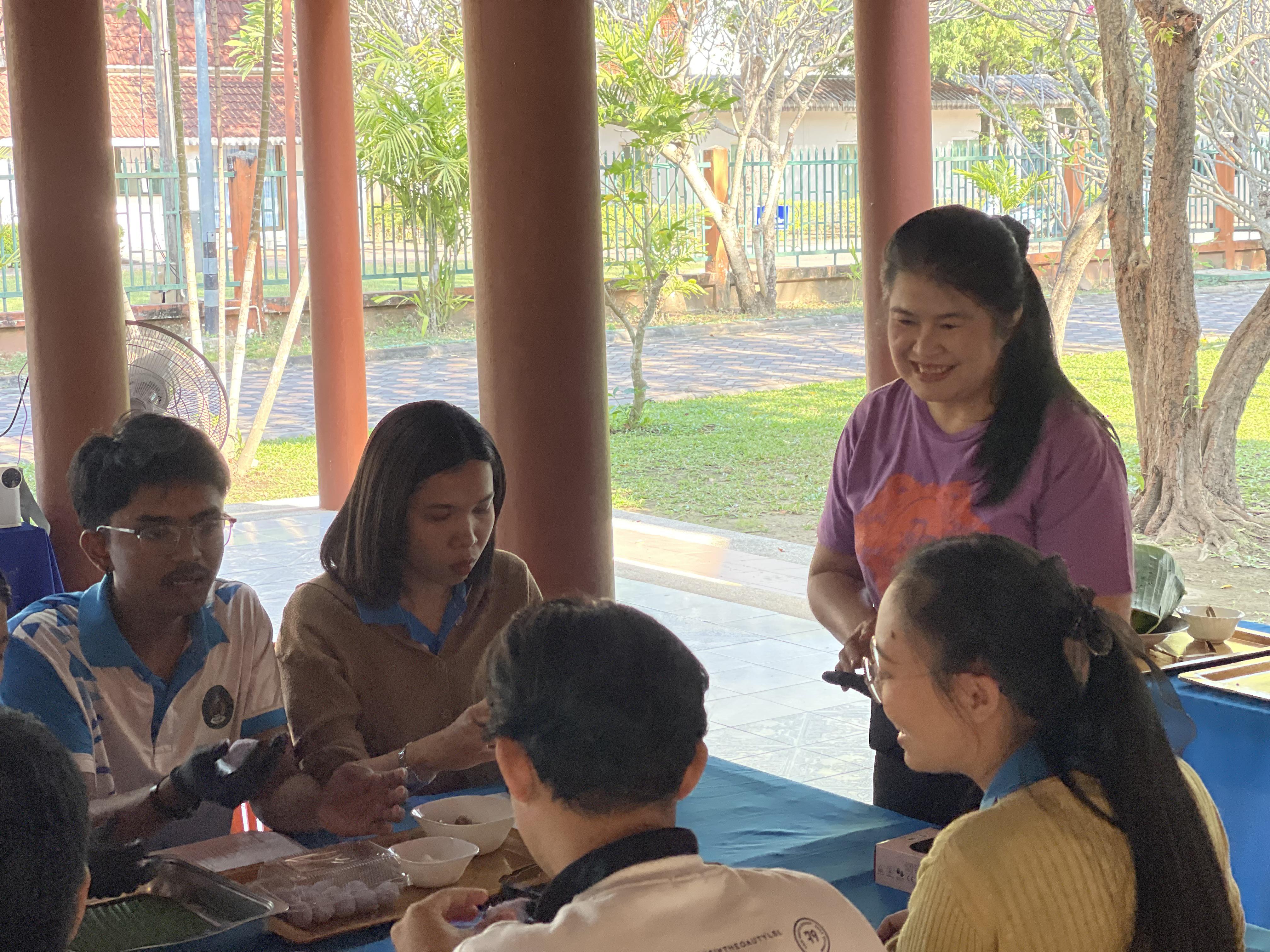 29. พิพิธภัณฑสถานจังหวัดกำแพงเพชร เฉลิมพระเกียรติ สำนักศิลปะและวัฒนธรรม มหาวิทยาลัยราชภัฏกำแพงเพชร ต้อนรับอาจารย์และนักศึกษาโปรแกรมวิชาการบัญชี คณะวิทยาการจัดการ มหาวิทยาลัยราชภัฏกำแพงเพชร แม่สอดี้ ขออนุญาตเข้าศึกษาดูงานและจัดกิจกรรมการทำขนมไทย