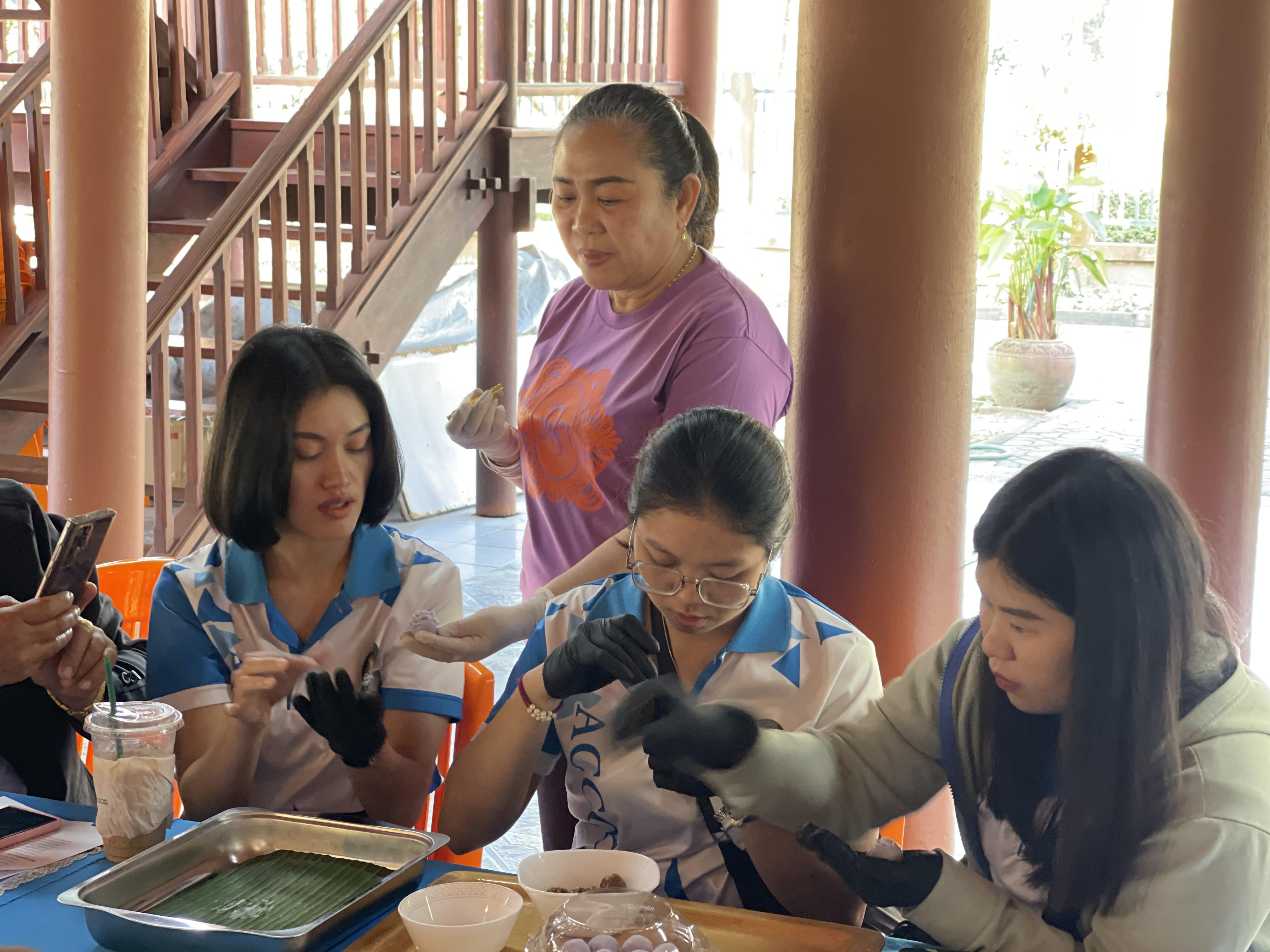 30. พิพิธภัณฑสถานจังหวัดกำแพงเพชร เฉลิมพระเกียรติ สำนักศิลปะและวัฒนธรรม มหาวิทยาลัยราชภัฏกำแพงเพชร ต้อนรับอาจารย์และนักศึกษาโปรแกรมวิชาการบัญชี คณะวิทยาการจัดการ มหาวิทยาลัยราชภัฏกำแพงเพชร แม่สอดี้ ขออนุญาตเข้าศึกษาดูงานและจัดกิจกรรมการทำขนมไทย