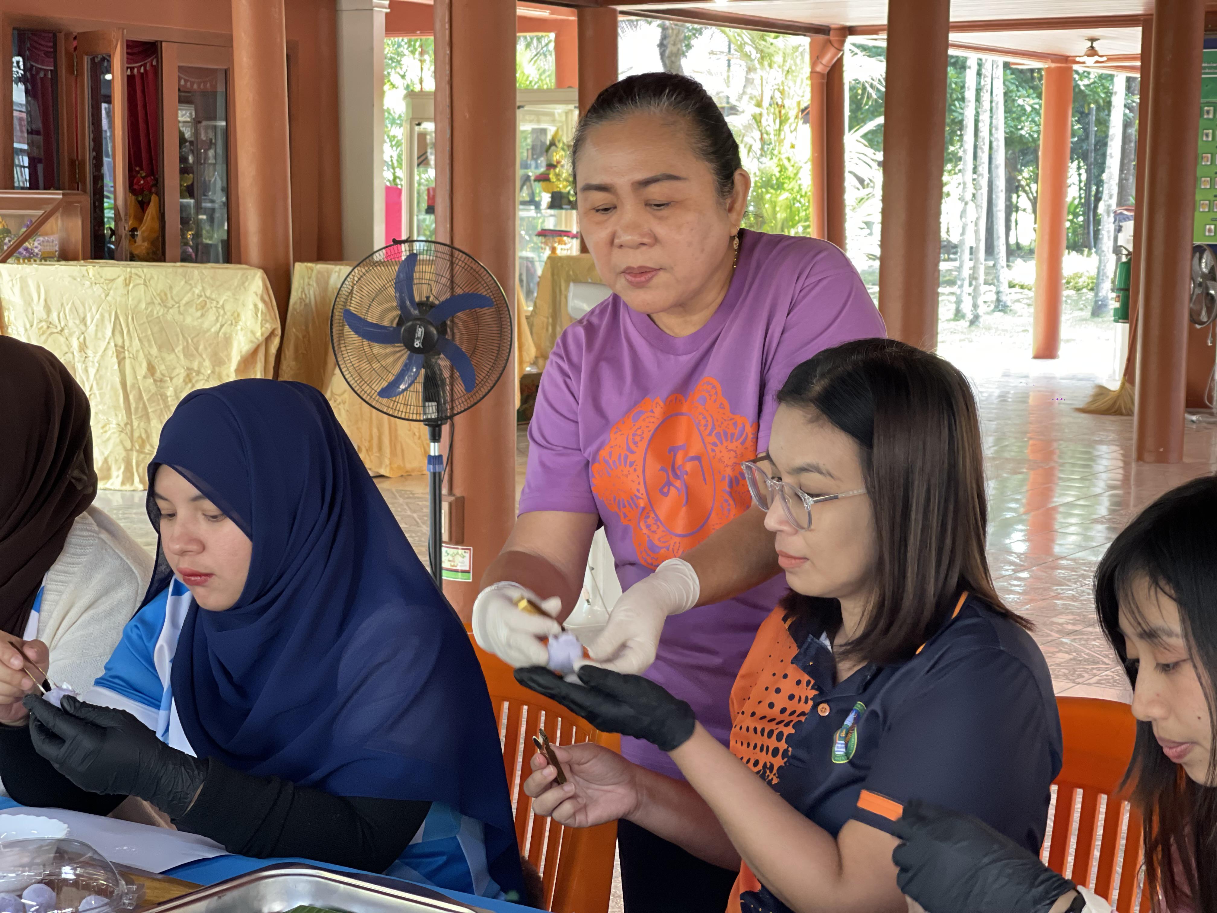 37. พิพิธภัณฑสถานจังหวัดกำแพงเพชร เฉลิมพระเกียรติ สำนักศิลปะและวัฒนธรรม มหาวิทยาลัยราชภัฏกำแพงเพชร ต้อนรับอาจารย์และนักศึกษาโปรแกรมวิชาการบัญชี คณะวิทยาการจัดการ มหาวิทยาลัยราชภัฏกำแพงเพชร แม่สอดี้ ขออนุญาตเข้าศึกษาดูงานและจัดกิจกรรมการทำขนมไทย