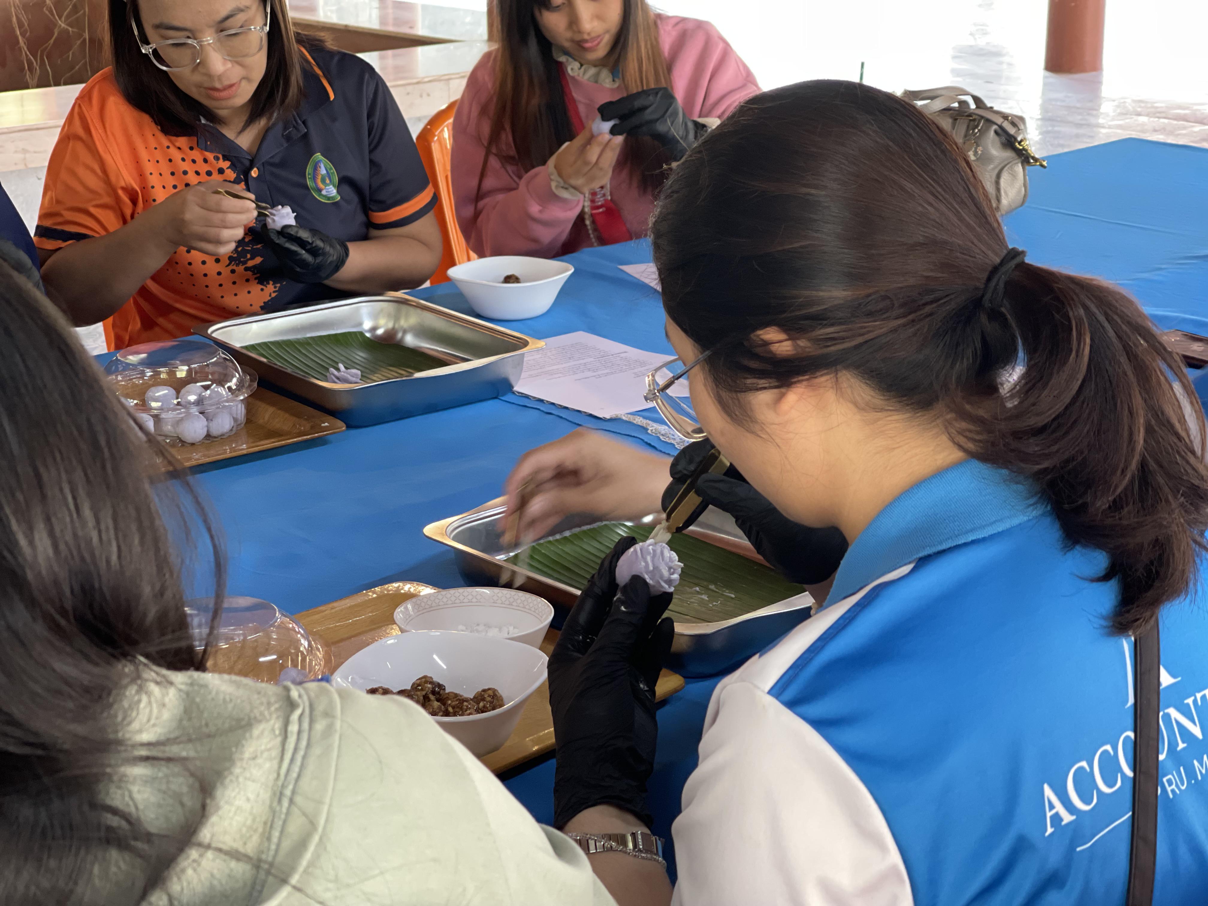 42. พิพิธภัณฑสถานจังหวัดกำแพงเพชร เฉลิมพระเกียรติ สำนักศิลปะและวัฒนธรรม มหาวิทยาลัยราชภัฏกำแพงเพชร ต้อนรับอาจารย์และนักศึกษาโปรแกรมวิชาการบัญชี คณะวิทยาการจัดการ มหาวิทยาลัยราชภัฏกำแพงเพชร แม่สอดี้ ขออนุญาตเข้าศึกษาดูงานและจัดกิจกรรมการทำขนมไทย