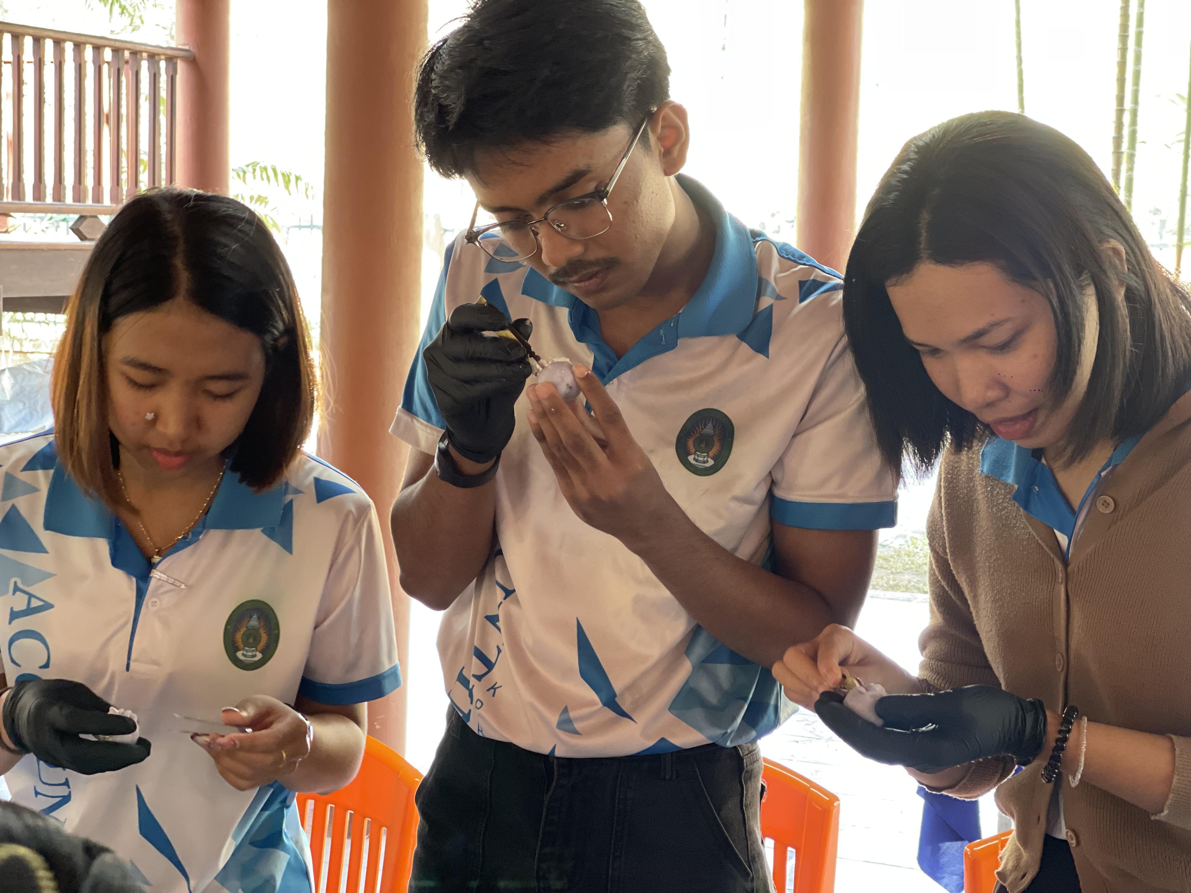 46. พิพิธภัณฑสถานจังหวัดกำแพงเพชร เฉลิมพระเกียรติ สำนักศิลปะและวัฒนธรรม มหาวิทยาลัยราชภัฏกำแพงเพชร ต้อนรับอาจารย์และนักศึกษาโปรแกรมวิชาการบัญชี คณะวิทยาการจัดการ มหาวิทยาลัยราชภัฏกำแพงเพชร แม่สอดี้ ขออนุญาตเข้าศึกษาดูงานและจัดกิจกรรมการทำขนมไทย