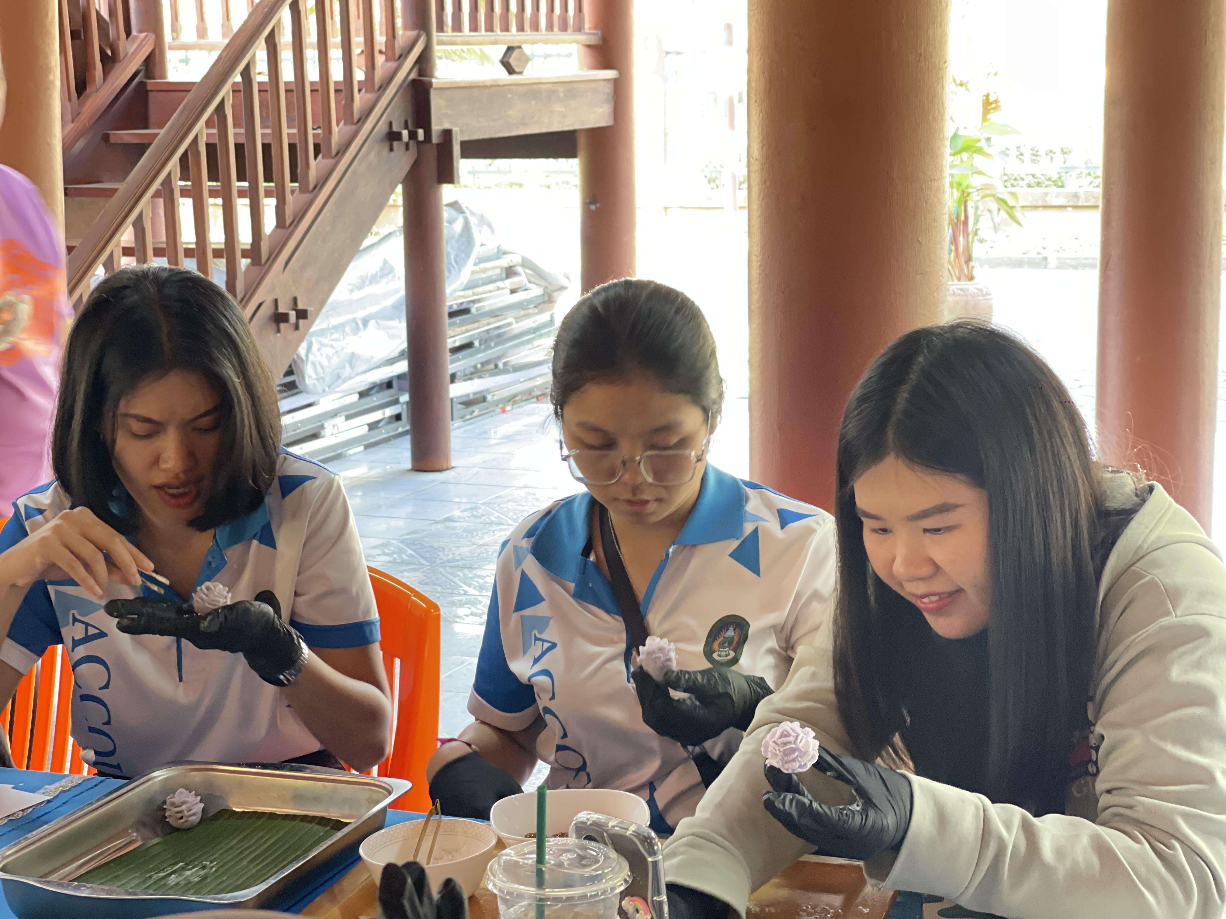 53. พิพิธภัณฑสถานจังหวัดกำแพงเพชร เฉลิมพระเกียรติ สำนักศิลปะและวัฒนธรรม มหาวิทยาลัยราชภัฏกำแพงเพชร ต้อนรับอาจารย์และนักศึกษาโปรแกรมวิชาการบัญชี คณะวิทยาการจัดการ มหาวิทยาลัยราชภัฏกำแพงเพชร แม่สอดี้ ขออนุญาตเข้าศึกษาดูงานและจัดกิจกรรมการทำขนมไทย