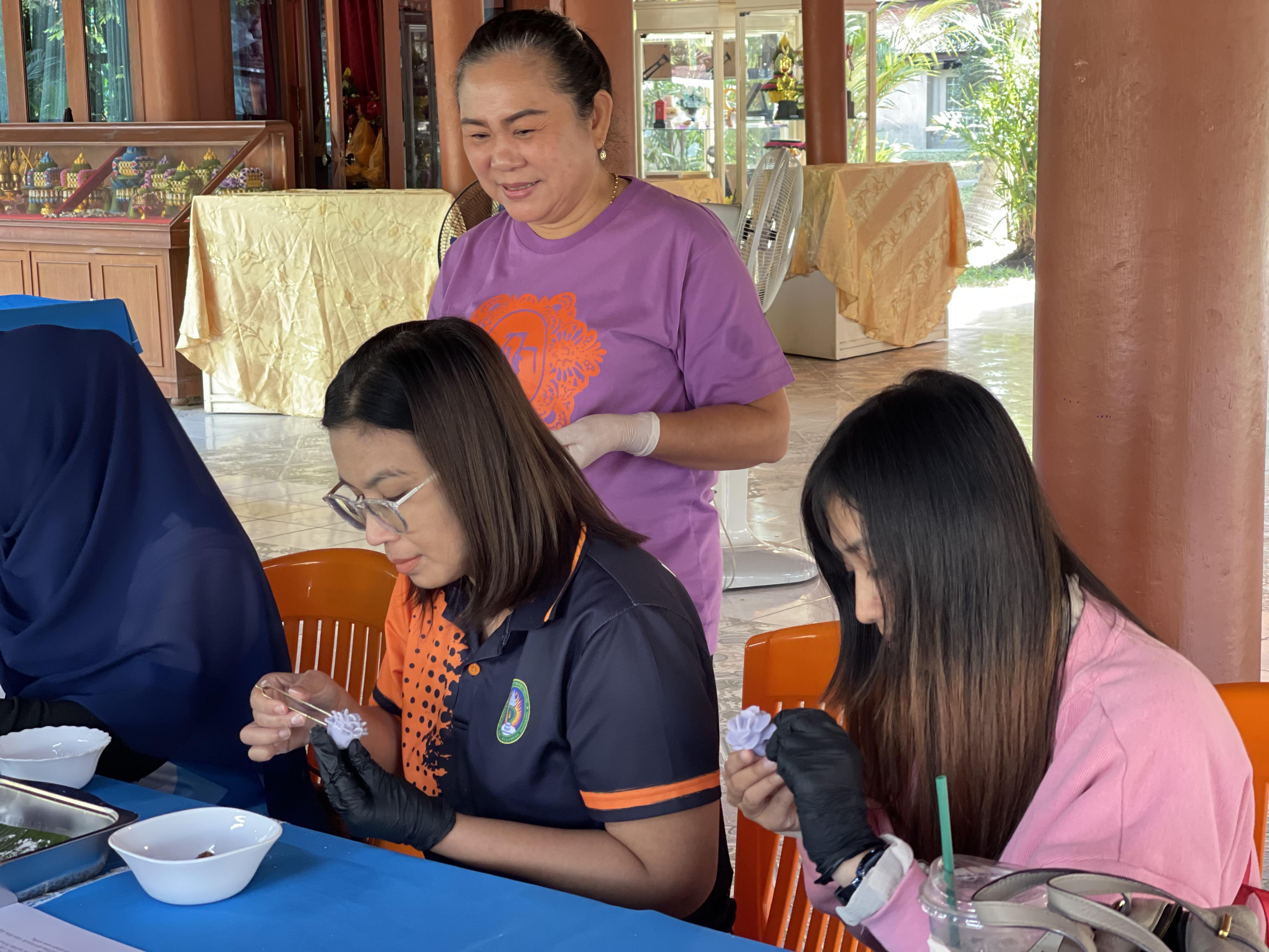 57. พิพิธภัณฑสถานจังหวัดกำแพงเพชร เฉลิมพระเกียรติ สำนักศิลปะและวัฒนธรรม มหาวิทยาลัยราชภัฏกำแพงเพชร ต้อนรับอาจารย์และนักศึกษาโปรแกรมวิชาการบัญชี คณะวิทยาการจัดการ มหาวิทยาลัยราชภัฏกำแพงเพชร แม่สอดี้ ขออนุญาตเข้าศึกษาดูงานและจัดกิจกรรมการทำขนมไทย