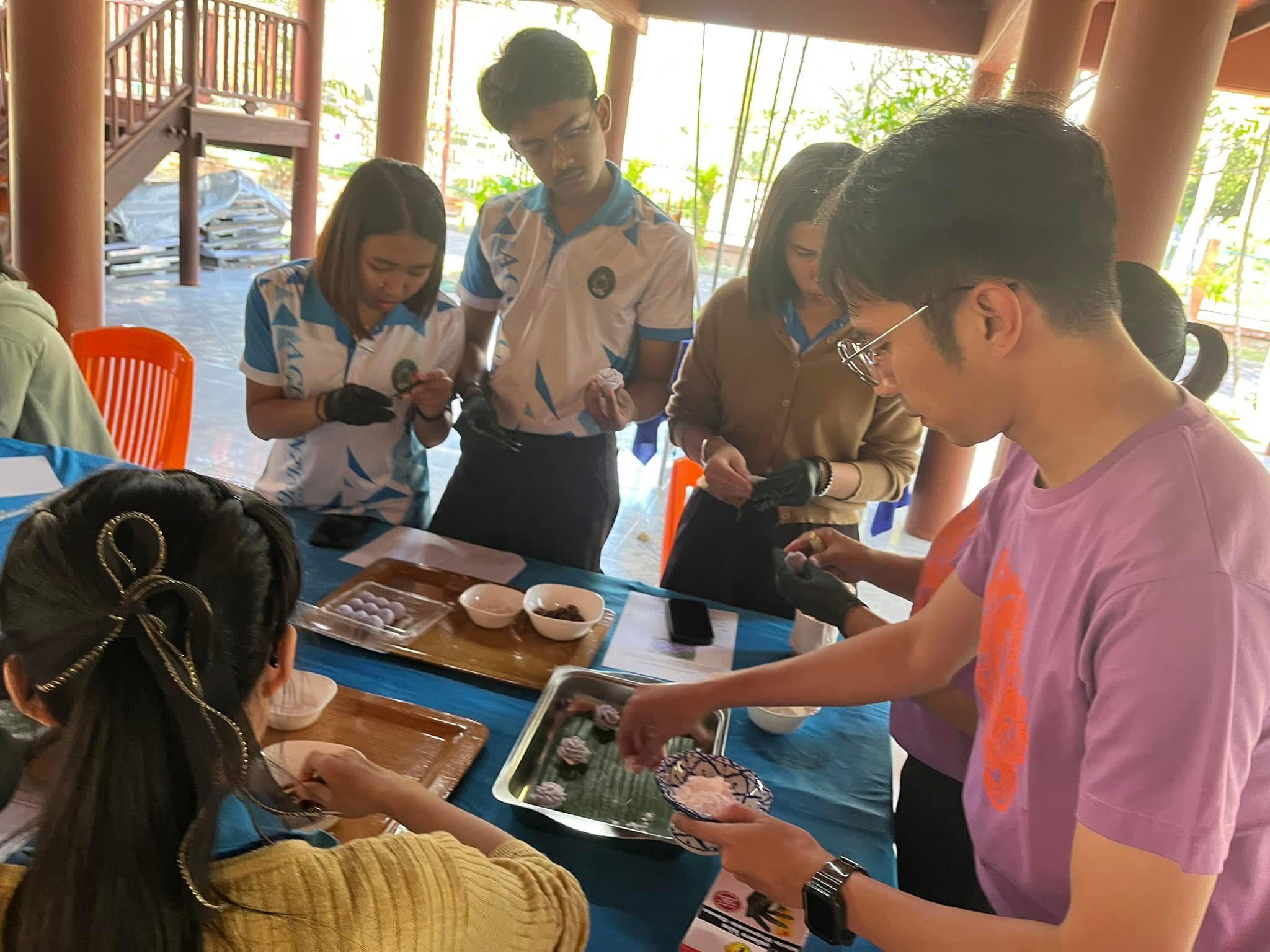 66. พิพิธภัณฑสถานจังหวัดกำแพงเพชร เฉลิมพระเกียรติ สำนักศิลปะและวัฒนธรรม มหาวิทยาลัยราชภัฏกำแพงเพชร ต้อนรับอาจารย์และนักศึกษาโปรแกรมวิชาการบัญชี คณะวิทยาการจัดการ มหาวิทยาลัยราชภัฏกำแพงเพชร แม่สอดี้ ขออนุญาตเข้าศึกษาดูงานและจัดกิจกรรมการทำขนมไทย